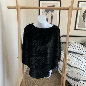 🚫SOLD Black faux fur poncho
